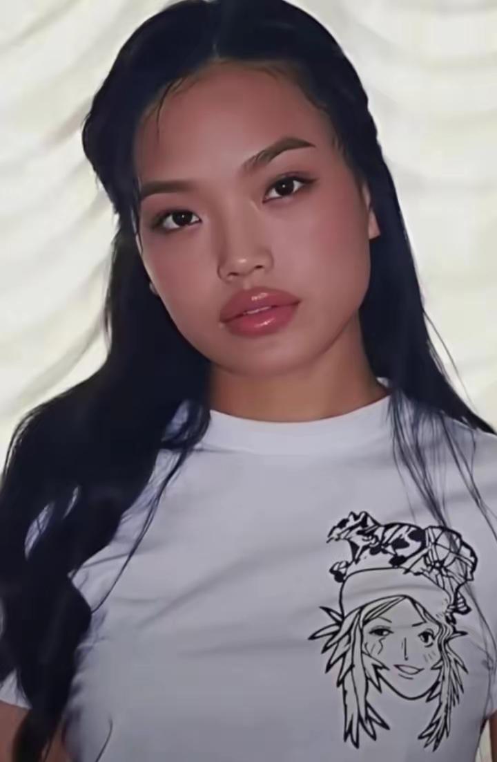 近日网络上舒淇18岁旧照曝光，引发了一阵热议。照片里的她清纯模样搭配自信笑容，让