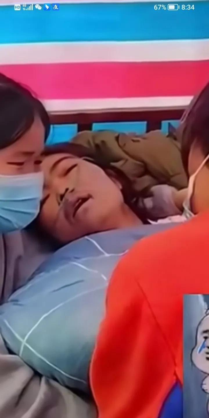 看哭了，命苦啊！死无葬身之地，女子离婚后，身患重病将要离开人世，前夫家不让进，娘