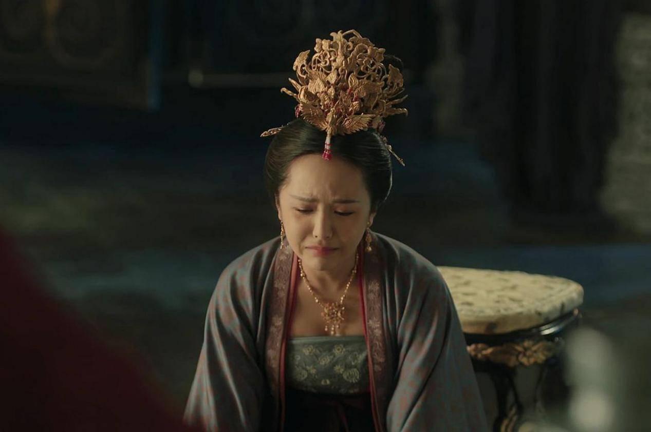 宋仁宗是个挺别扭的男人。他在原配皇后郭氏陪在身边的时候，不喜欢她，对她横眉冷