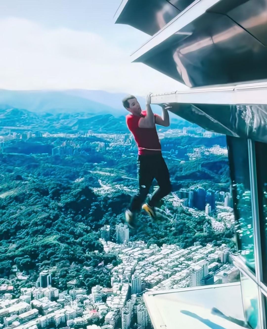 好多年轻人都去试了，一个成功的都没有。阿里克斯攀爬101大厦的动作并不复杂，