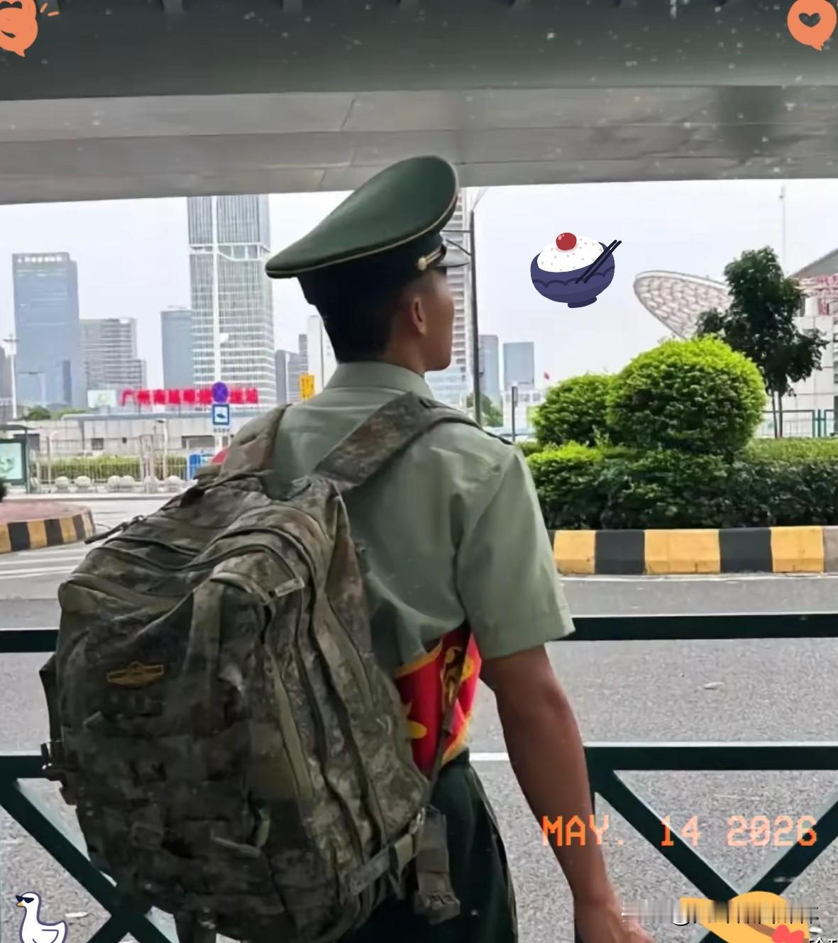 真让人鼻酸，一个21岁的小伙大学没念完就去当兵，退伍回来没多久，又瞒着家里悄悄准