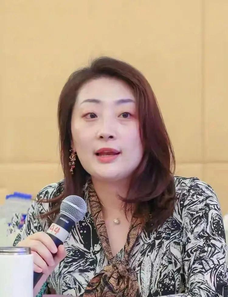 女性企业家，像传承百年的家族企业，一样稀少。宗馥莉作为话题性人物，虽然有争议，