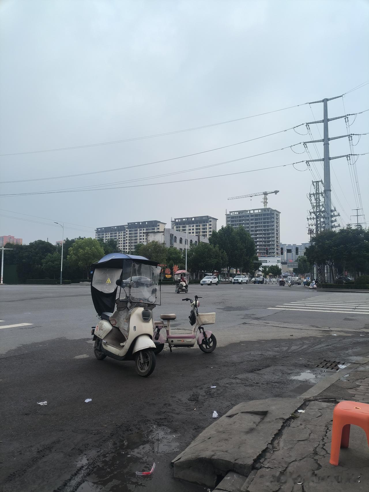 儿媳妇在外打工的工资，是否应交给公公婆婆掌管？有一对小夫妻离婚了。离婚原因有