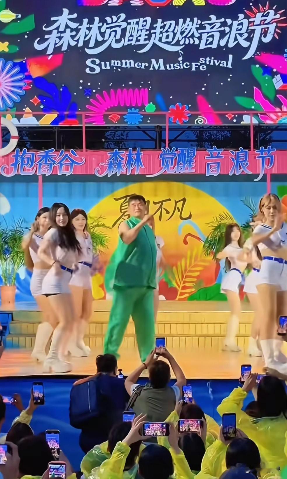 大衣哥朱之文今年可是够忙的，演出是一场接着一场，朱之文说手上还有五十多场演出，档
