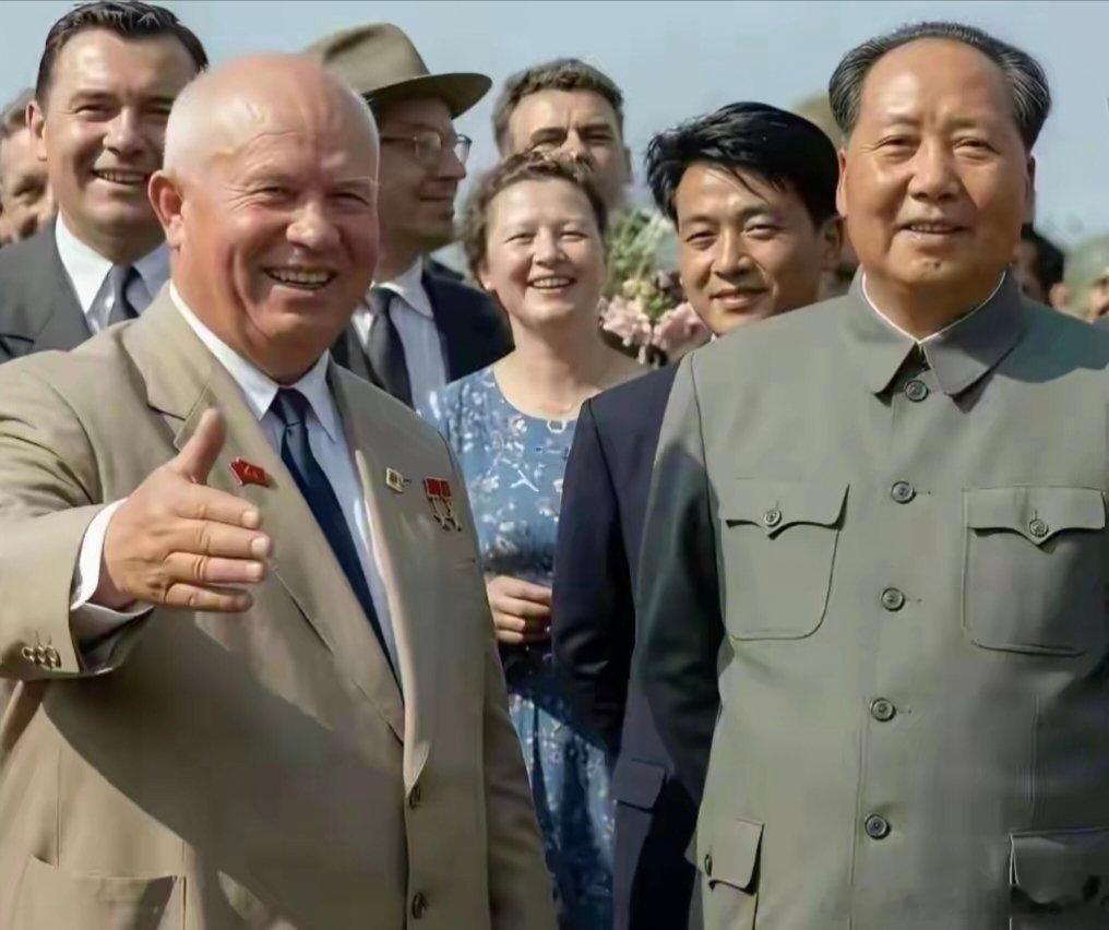 “社会主义革命发展到新的阶段，苏联复辟了，十月革命的策源地不行了。苏联的教训说明