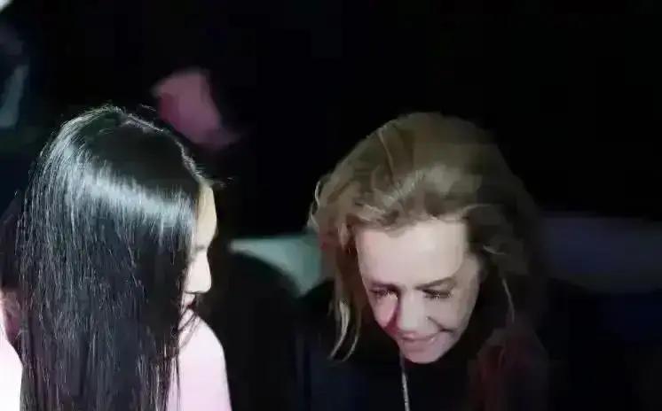 王诗龄珠宝展上一指。董明珠腕表停了。那声“董阿姨，您这表和我设计的好像”落地