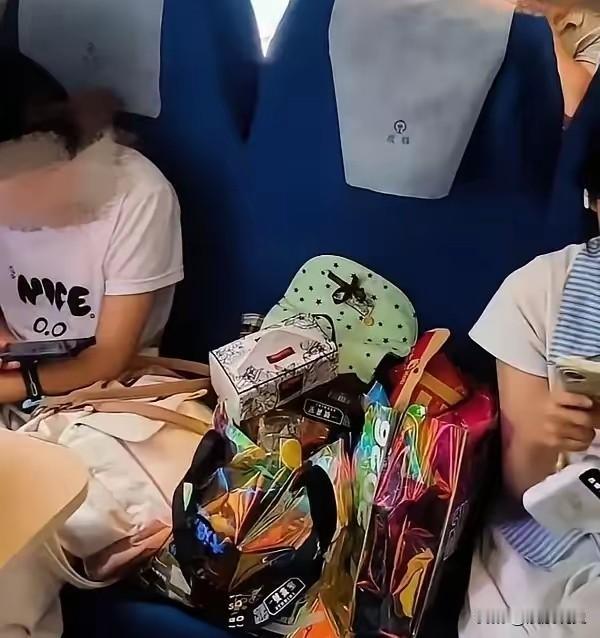 火车3张票引发巨大争议！女孩买票放零食拒让座，真的有错吗？太刚了！火车两个