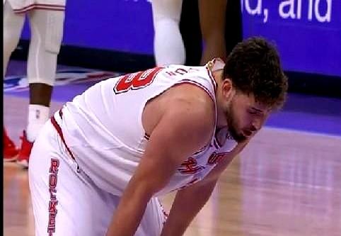 火箭这比赛还能拿回来的话，那就笑死人了。这场比赛火箭曾在第三节落后21分，下