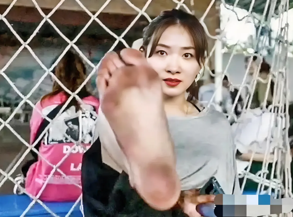 万茜，166cm，这是得多少天没洗脚了！