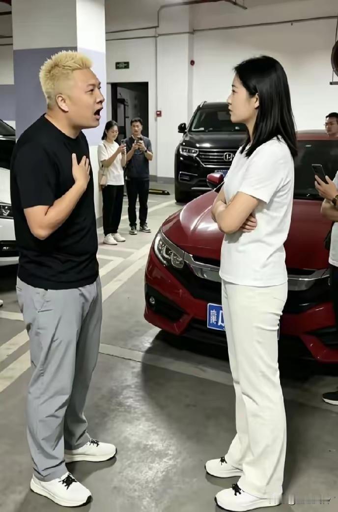 不少网友留意到调解现场双方的穿搭细节，一桩本可以快速了结的车位纠纷，拉扯了十天才