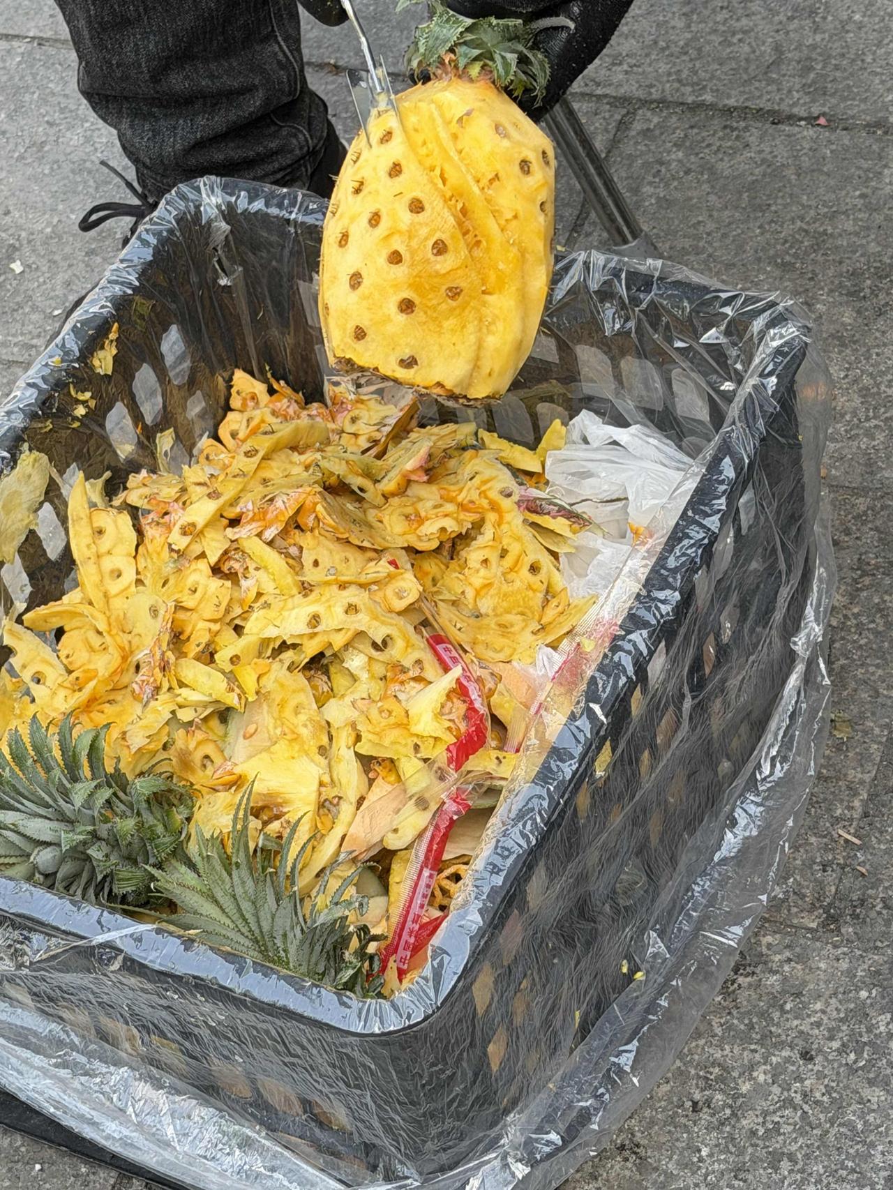 今天上午10点15分，我来到安定门内的西举院巷买菠萝，中午准备做菠萝炒肉。有两