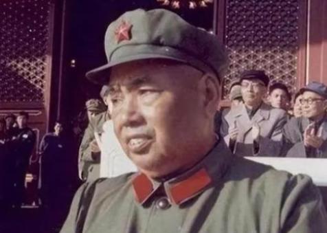1955年大授衔前夕，对自己军衔不满的许世友正在借酒消愁，突然电话响起，微醺的许
