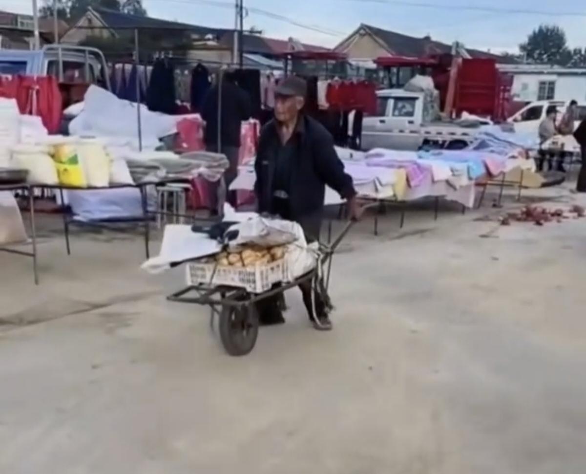 很多人看到山东大集这个视频，估计看了都很心酸，一个老人，推着自己种的一车梨去大集