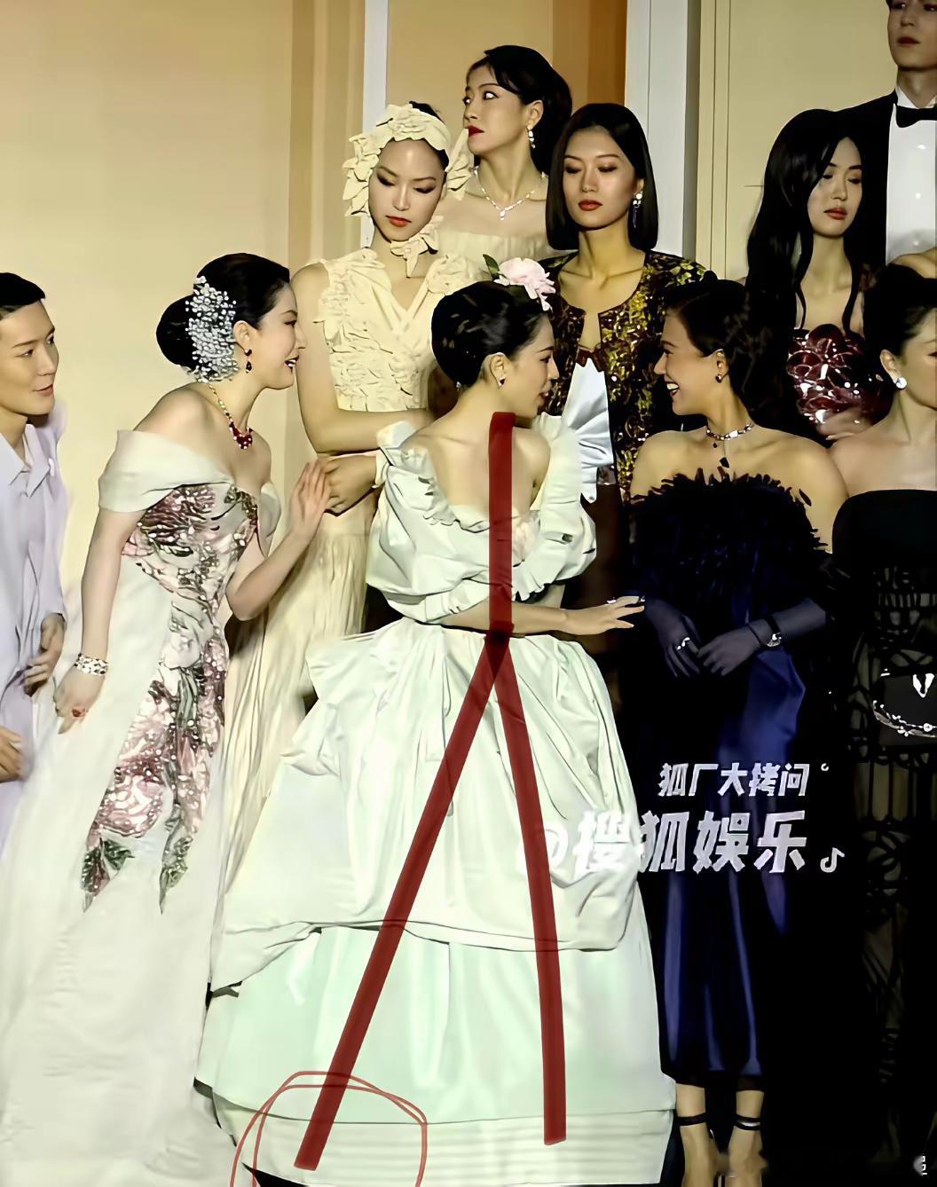 说真的，女明星走红毯可太难了。​前阵子迪丽热巴穿了件腰部镂空的礼服，马上就有人说