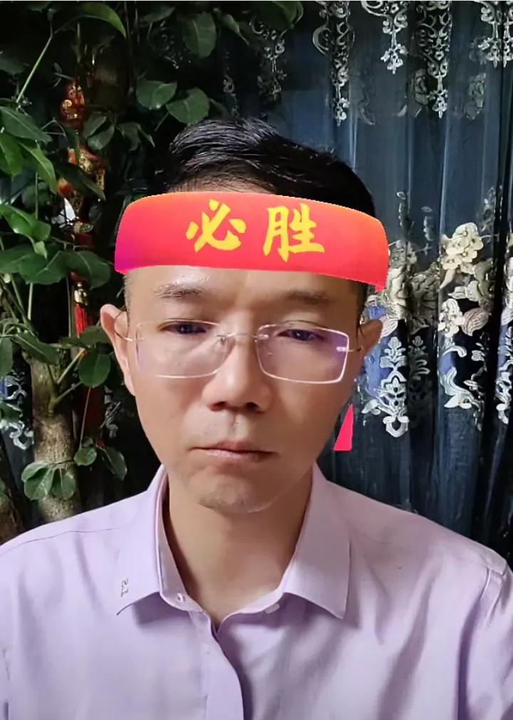 李律今天晚上在家里直播，小星星们默默的守护！李律一边办公，一边和大家聊天！李