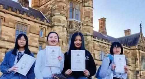 留学生的反华情绪为何越来越严重？因为好不容易和白人混在一起，结果发现白人不吃香了