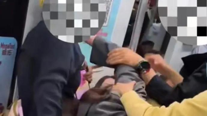 上海，二位女子乘坐轨道公交时，因为拥挤的原因，发生肢体冲突，却互不相让，先是出言