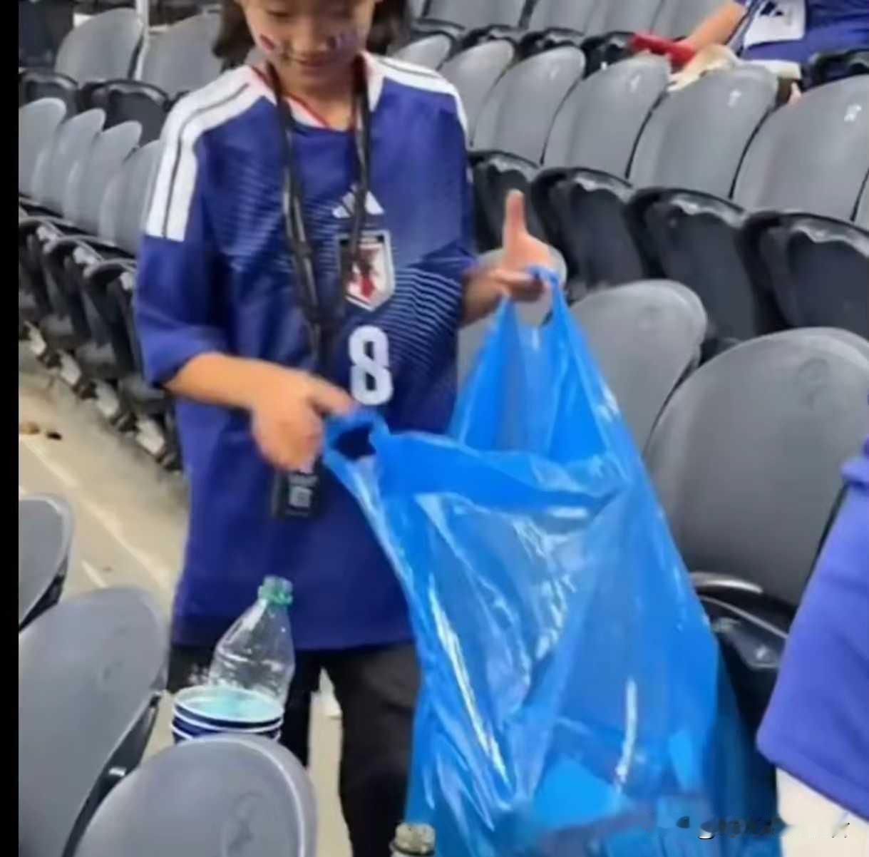 日本球迷还是那么执着，每隔四年都会出现在世界杯现场捡垃圾。你说他们爱护环境，但