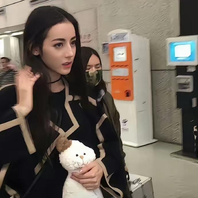 热巴平安回来了，经此一事，她以后出国大概率再也不会选转机航班了。