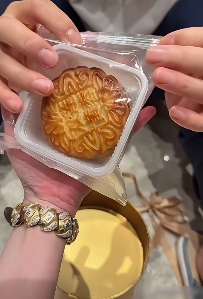 汪小菲在法国早市上眼睛都直了，一路念叨一路跟，活脱脱一个被老婆领着的馋嘴小孩。9月7日，凡尔赛小镇，