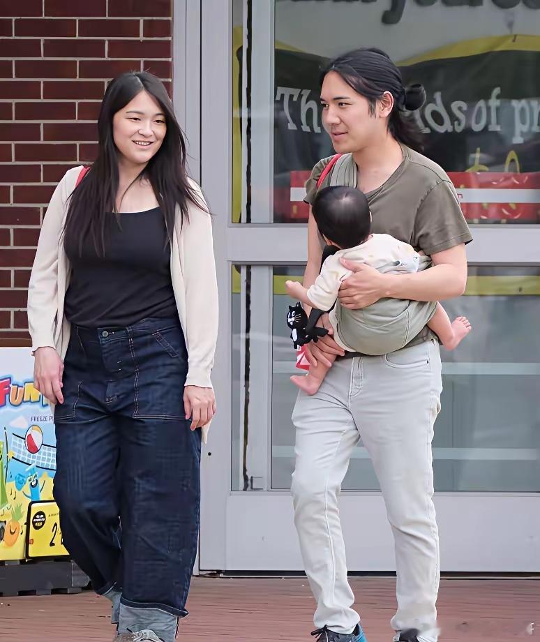 日本的真子公主放弃了皇室生活，到美国和丈夫一起过平民生活，但他们真是两个人带孩子