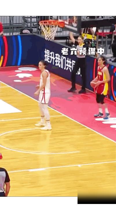 捷克主教练脸都绿了，冲着裁判喊，说中国队这后卫拿球砸人，简直是流氓打法！你