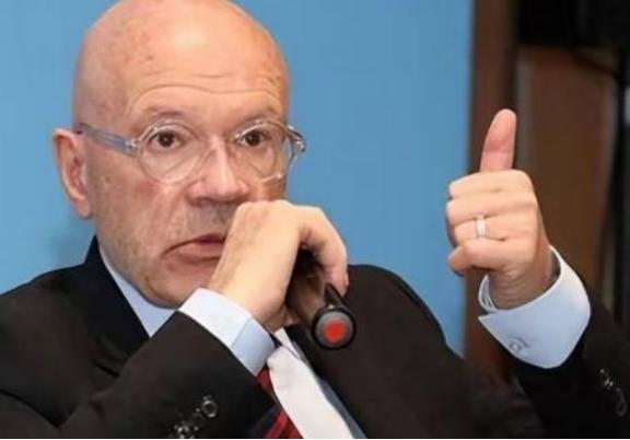 英国学者马丁·雅克在剑桥大学的演讲台上，曾突然扔下一句话，全场炸了：“美国犯了一