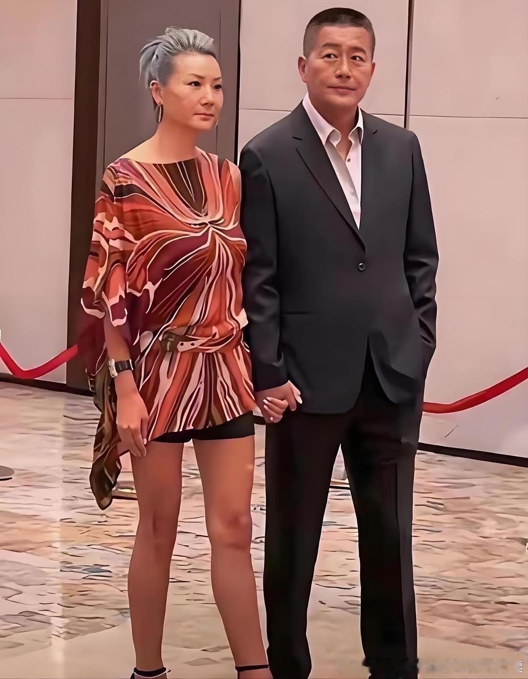 已经62岁的高曙光，带着比自己小16岁的妻子王玲一同亮相活动。