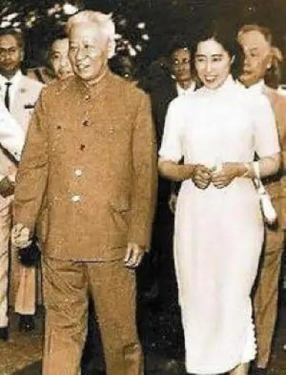 1948年,刘少奇在西柏坡迎娶了他的第六任妻子王光美,这是刘少奇一生中最后一段婚