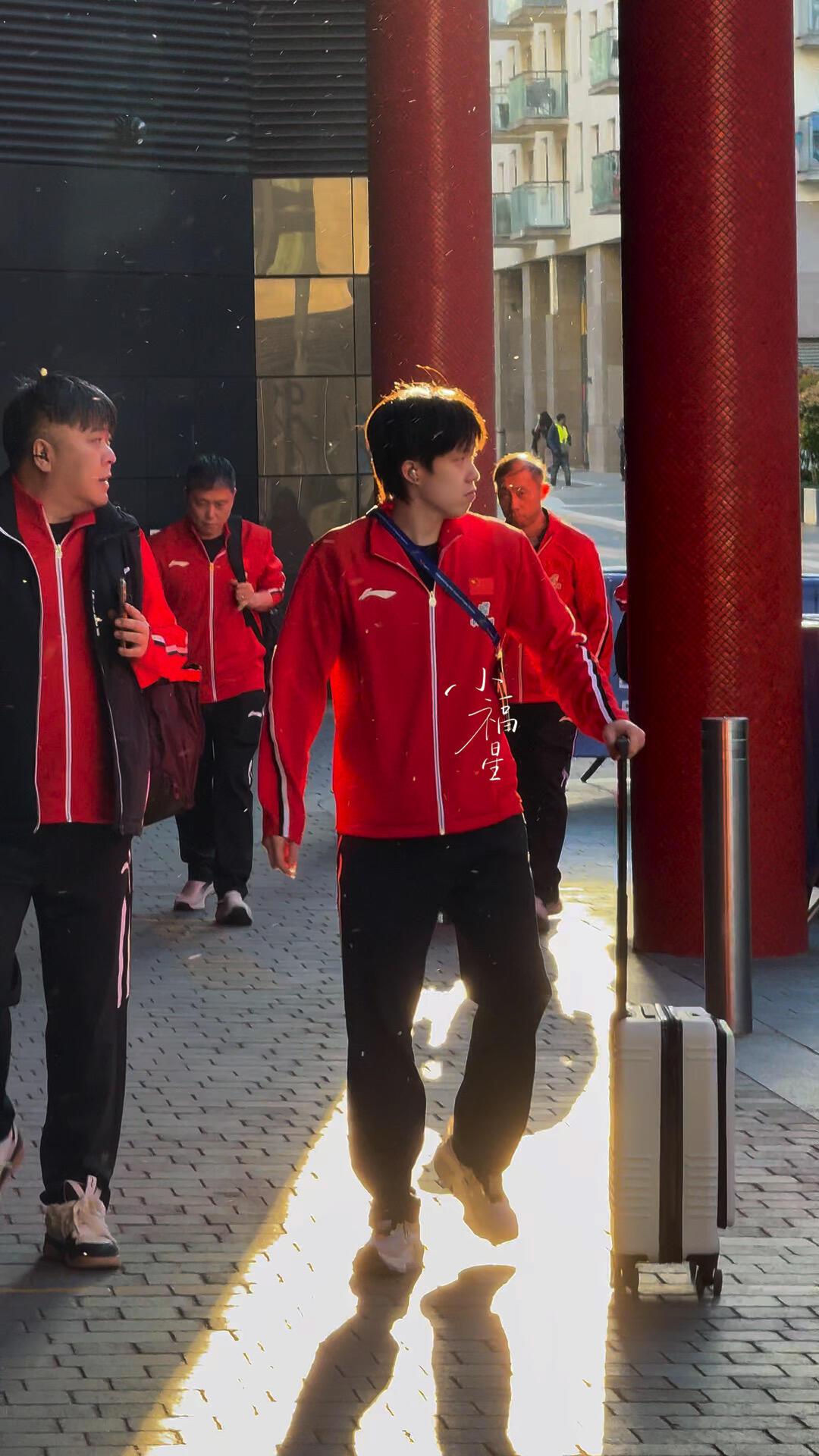 伦敦的天气真好，王楚钦要去上训了！迎面走来，阳光明媚，肖指导的头好亮，头哥和肖