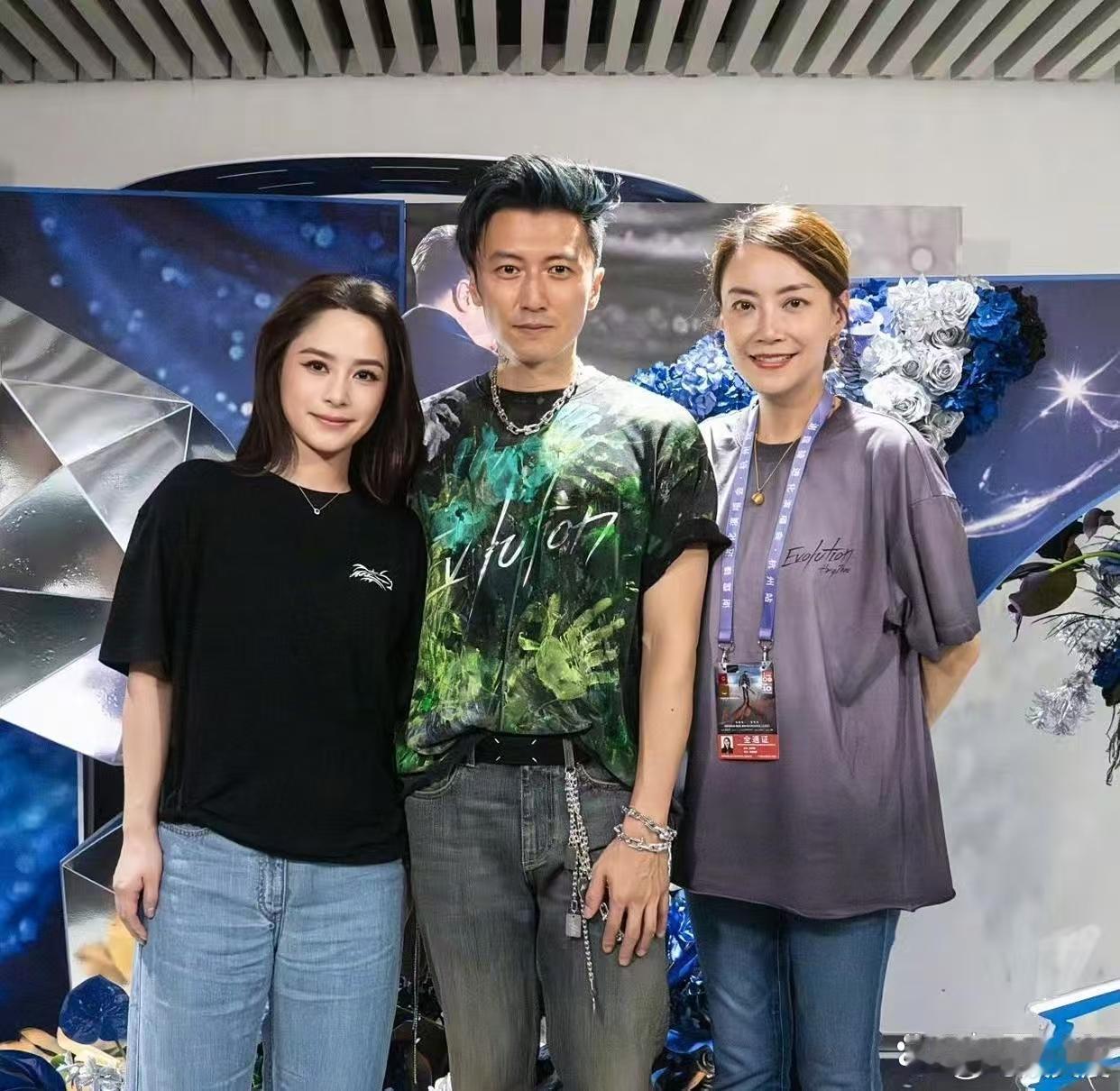 谢霆锋看上去神色拘谨，难不成是有点紧张了？