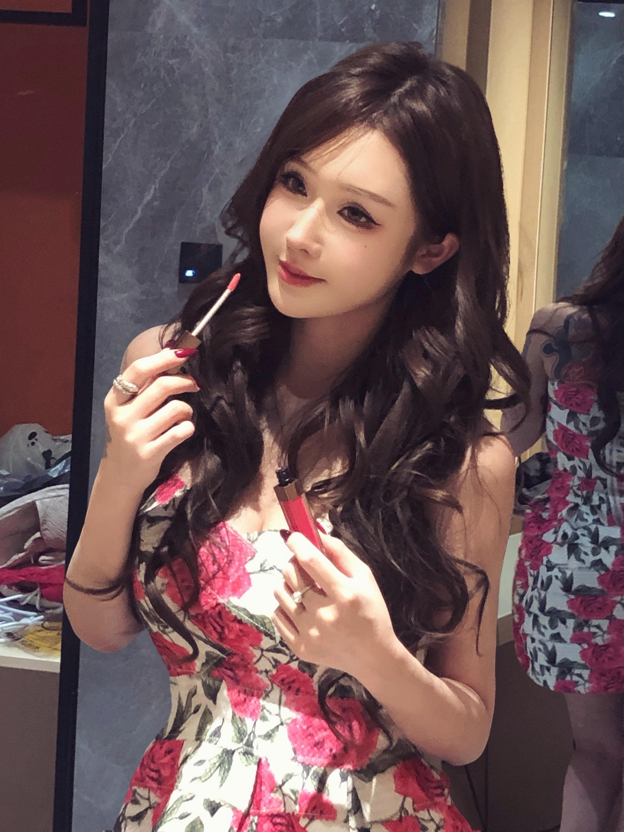 这个世界好奇怪 有人跟你要星星要月亮 有人却只要你跟他好好说说话