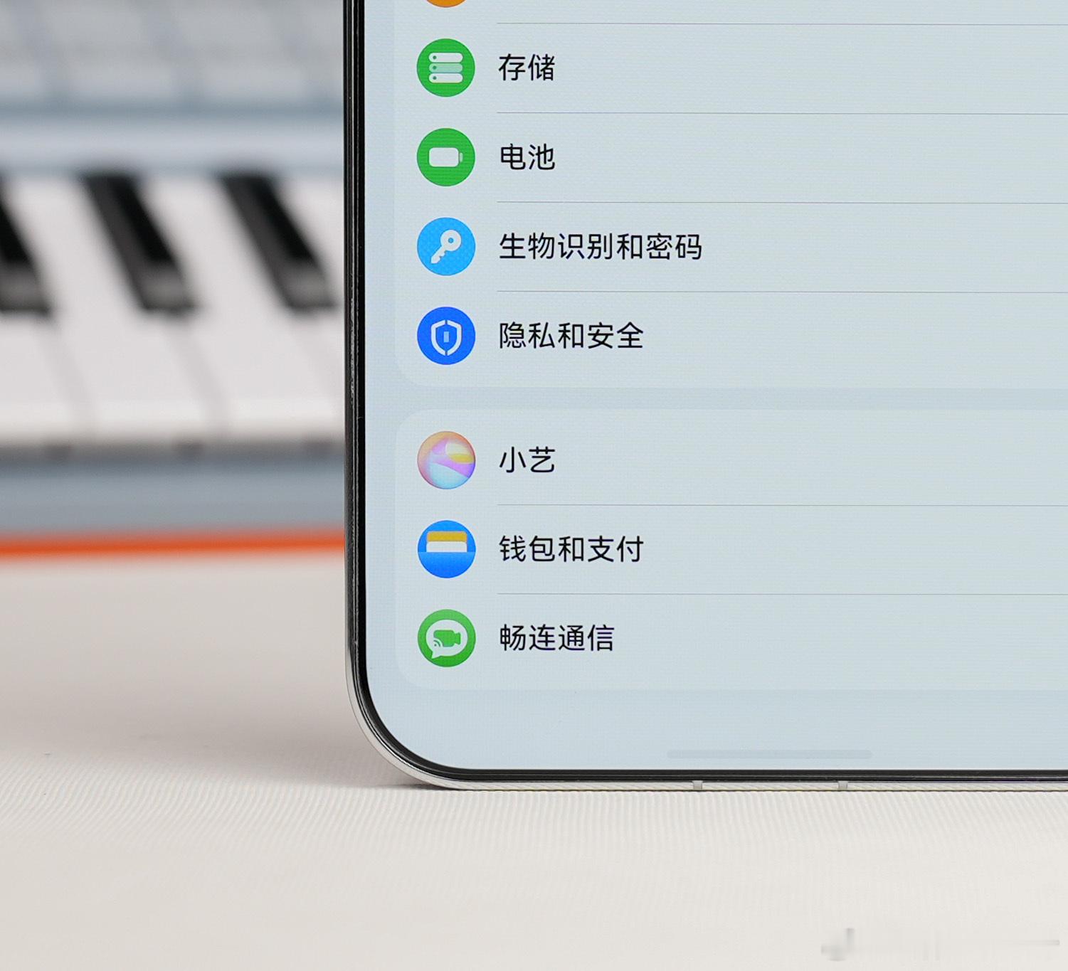 阔直板除了屏幕本身使用体验，在硬件上也挺有特点。1、比例16：9.5，看视频、玩