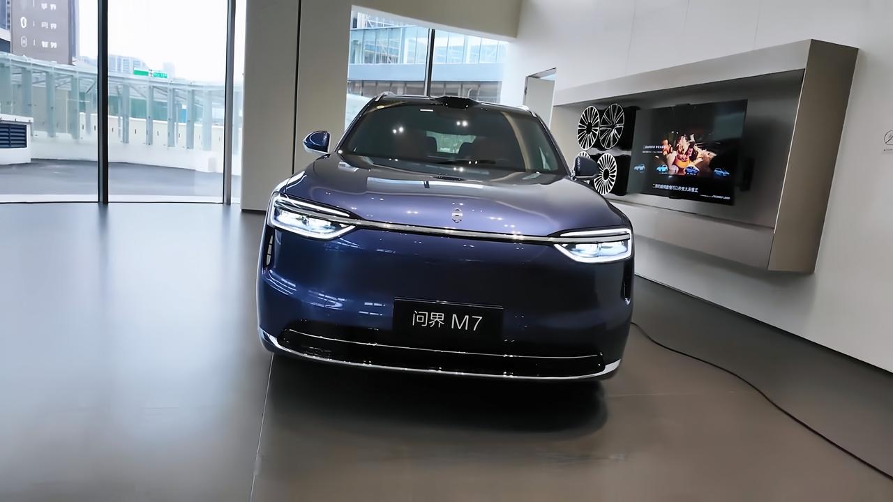 年前陪同事去店里看问界M7，我本来只是陪着看看，结果在车里坐了挺久。那天店里人不