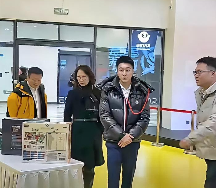 炸了何猷君穿移动金库接奚梦瑶，这件羽绒服够买套房普通人看羽绒服看保暖，何猷君们