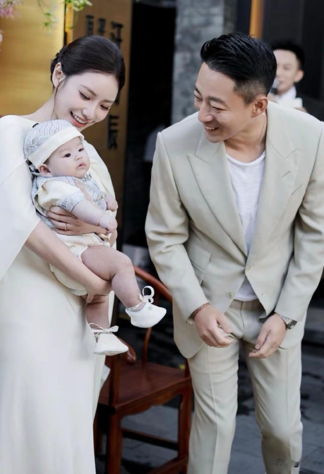 一场华丽又温馨的百日宴！汪小菲和马筱梅在北京为小儿子庆祝百天啦～马筱梅一袭白裙温