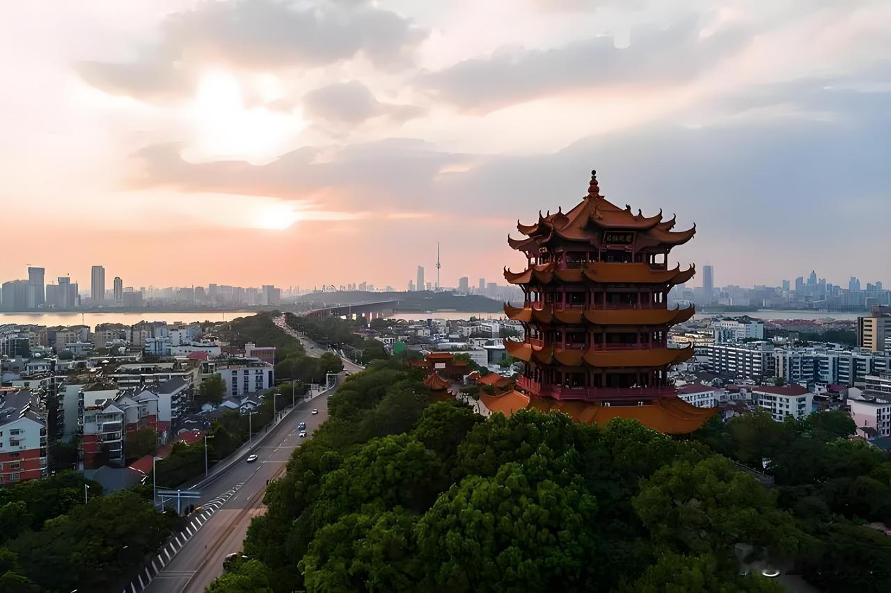 人情往来中的10个潜台词，读懂少踩坑1.多年不联系的人突然问“在吗”——先