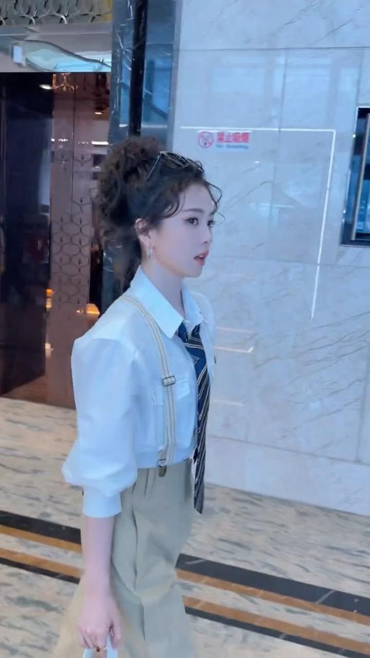 白鹿跑男卷发路透白鹿奔跑吧卷发路透白鹿今日录制跑男造型🈶这个小卷发怎么又帅又萌