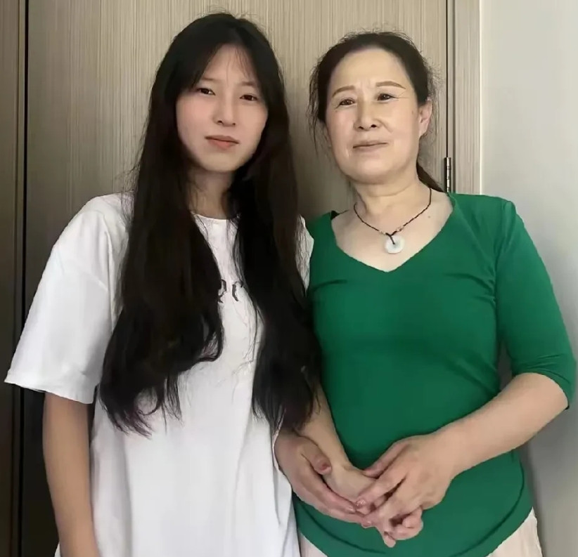 天才女孩姜萍跌回凡间。但她没有就此放弃自己！她的数学天分在中专生里是出类拔