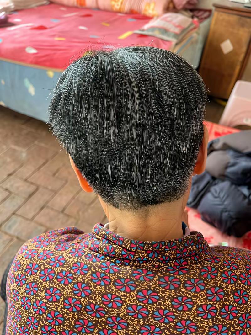 我实在想不明白，许多女人，一旦老了，便喜欢将自己的头发剪的短短的，难道留个披肩的