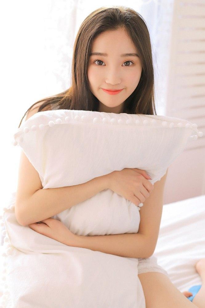 少女心满满拥抱柔软的白色靠枕享受宁静的午后时光🌸💕少女心