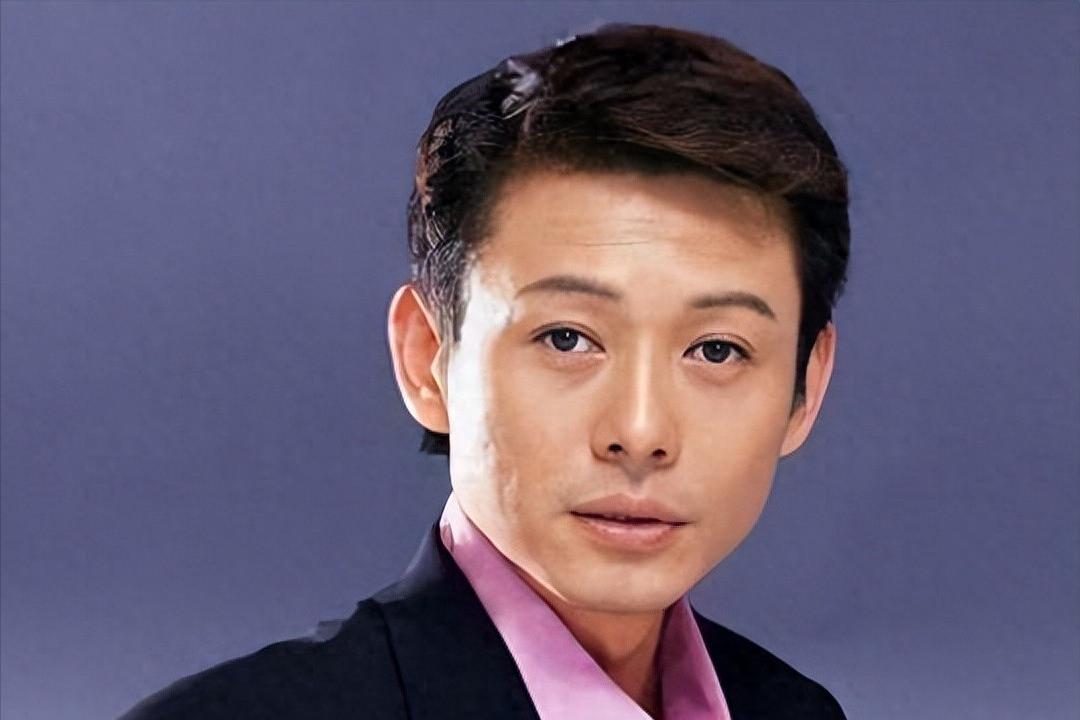他是前央视一哥，曾与董卿同居生活5年，最后却娶了小20岁女孩，如今62岁大变样。