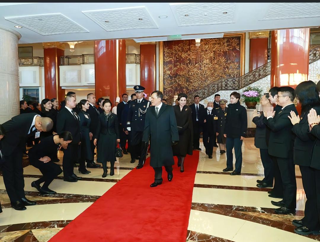 11月17日，苏提达和玛哈回国前，在下榻宾馆举行了简单的告别仪式，并与送行人员进