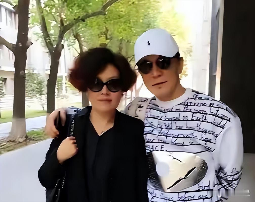 李咏留下的遗产，据说有2亿。但哈文拿到手后，却带着女儿住进了纽约的富人区，过上了