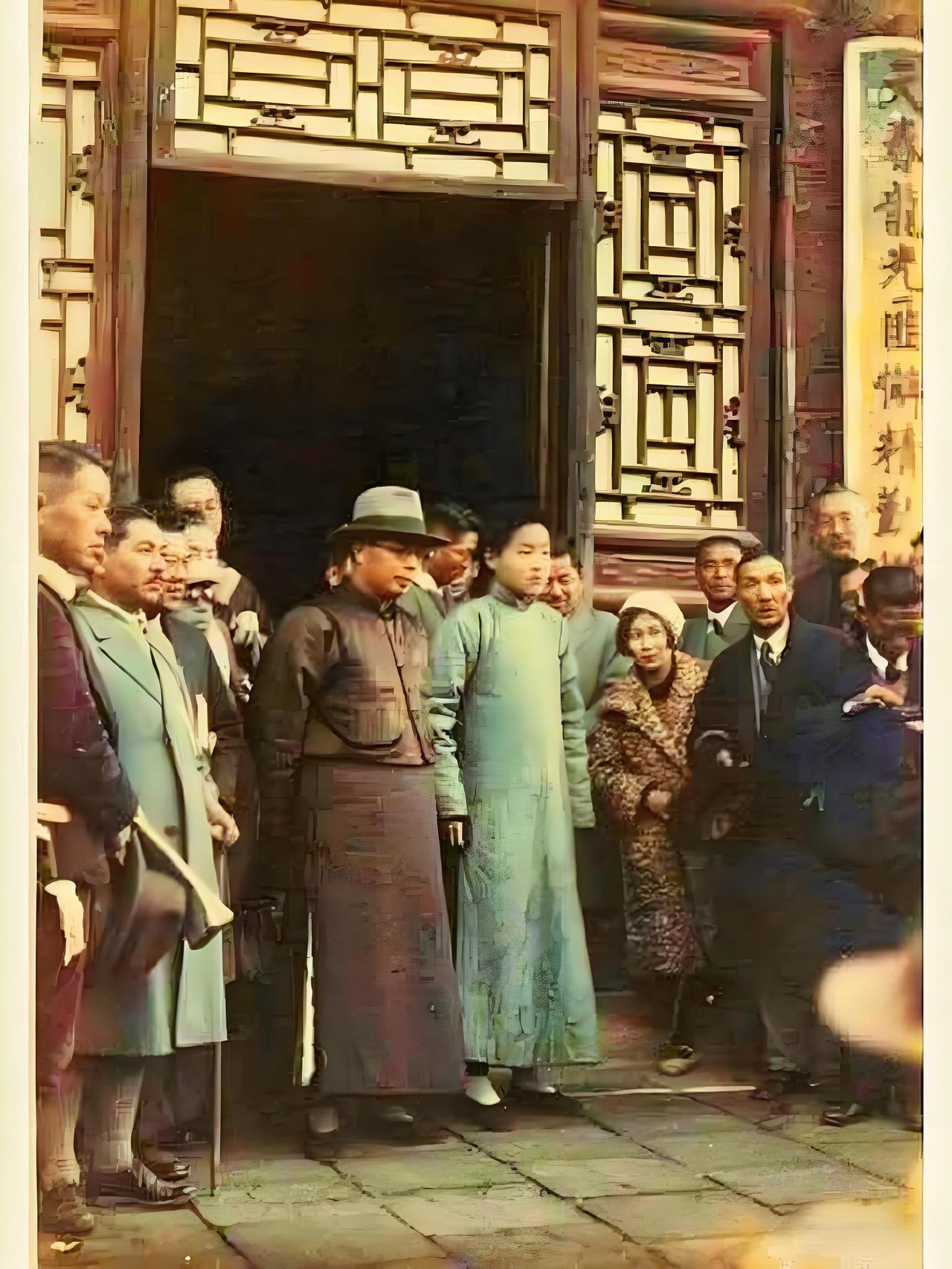 这张拍摄于1930年代的照片，画面里，少年时期的孔德成（孔子第77代孙，袭封第3