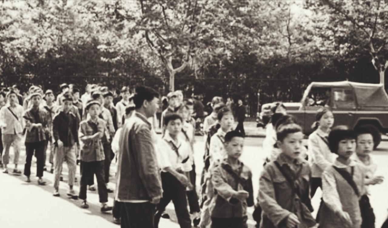 上世纪60年代，每逢清明节，沈阳的中学生董耀东常常去lieshi陵园扫墓。几年