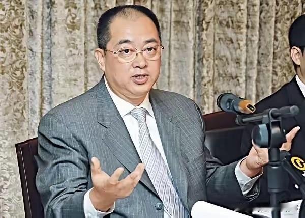 为什么越来越多的人都认为夏海钧才是恒大真正的幕后老板，而许家印只是一个跑龙套的呢