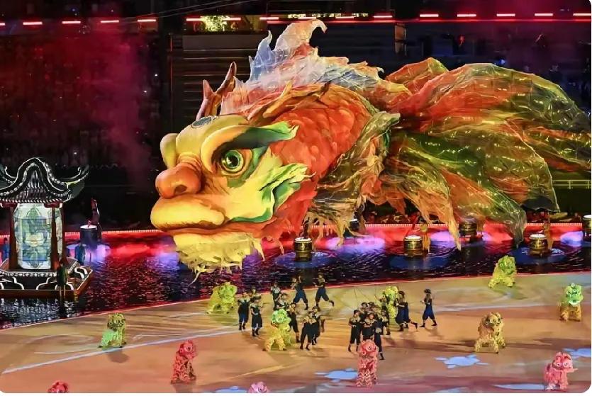 这下好了，不仅国际奥委会主席后悔了，而且全部人都知道真相！十五运开幕式以“同根同