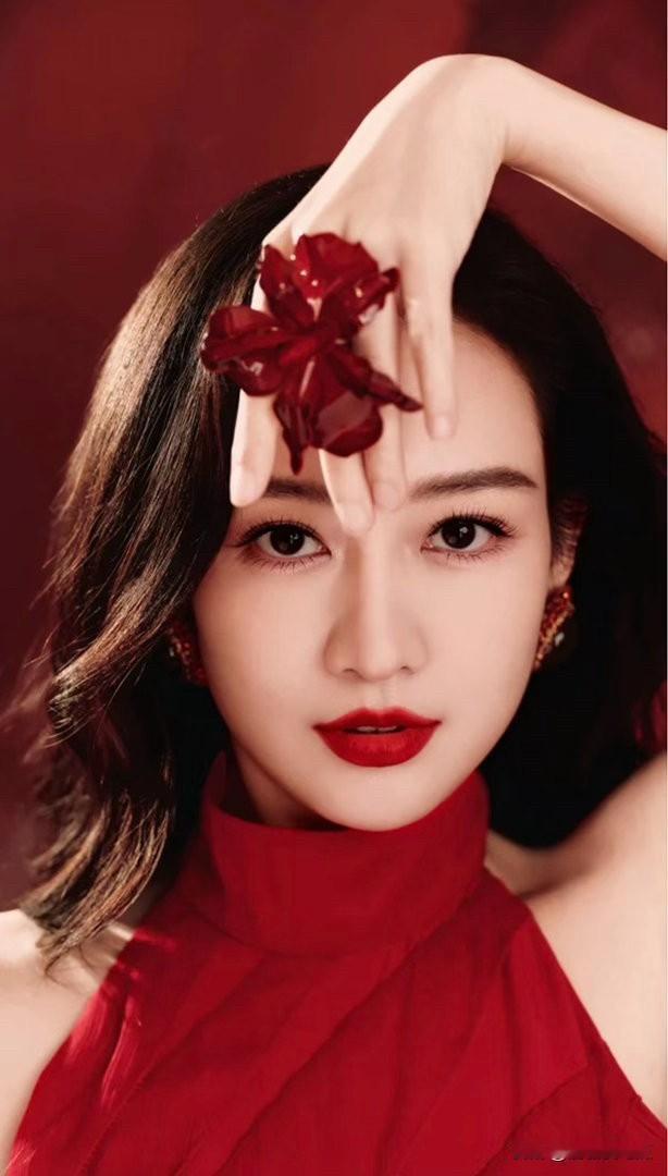 王鸥冲上热搜因为她终于向大家公布了她自己有一个女儿的事情。孩子越来越大就要上