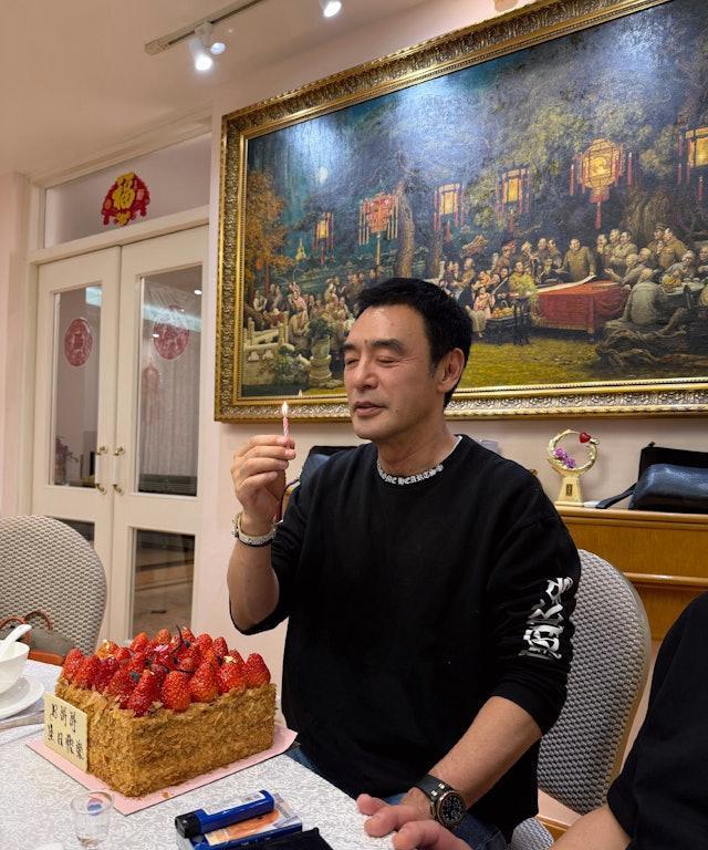 殿堂级巨星72岁生日宴星光熠熠，大叹「红酒之王」茅台当水饮！钟镇涛（阿B）日前